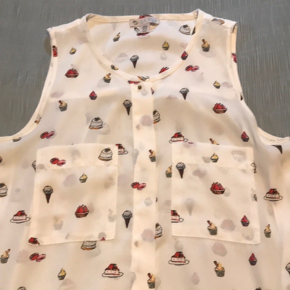 Beautiful blouse - Picture 2 of 2